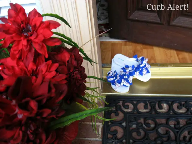 Curb Alert! Blog:  Patriotic Flip Flops {out of Fabric Scraps}