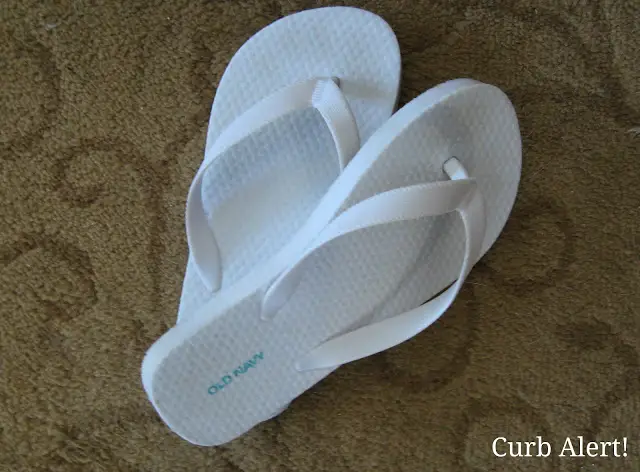 Curb Alert! Blog:  Patriotic Flip Flops {out of Fabric Scraps}