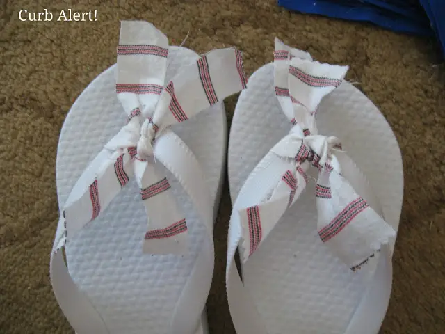 Curb Alert! Blog:  Patriotic Flip Flops {out of Fabric Scraps}