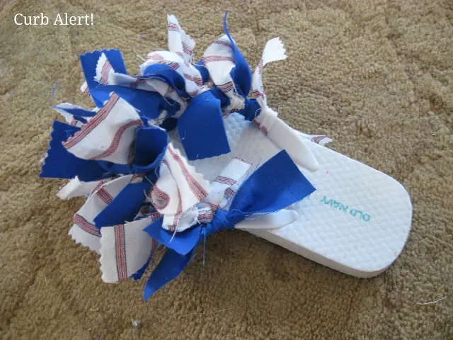 Curb Alert! Blog:  Patriotic Flip Flops {out of Fabric Scraps}