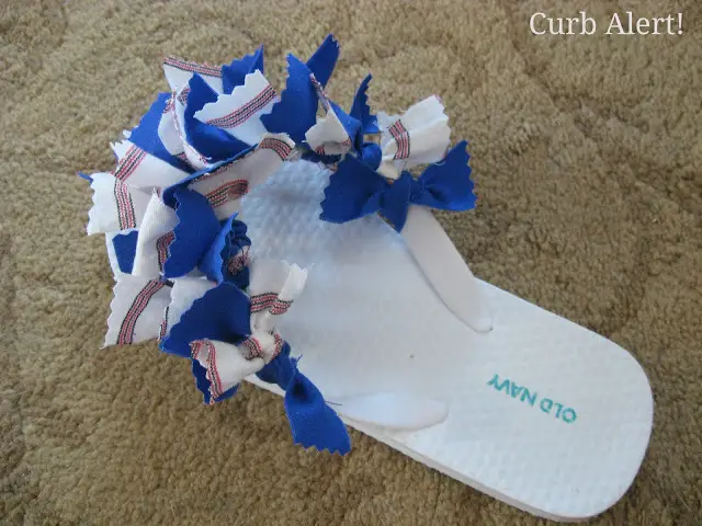 Curb Alert! Blog:  Patriotic Flip Flops {out of Fabric Scraps}