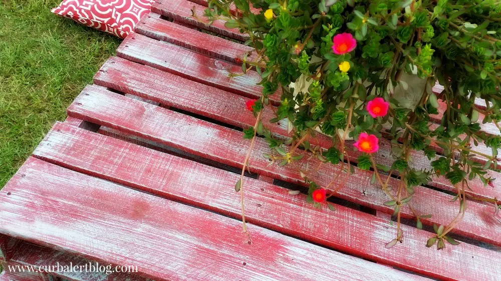 DIY:  Outdoor Pallet Patio Table via Curb Alert! Blog www.curbalertblog.com