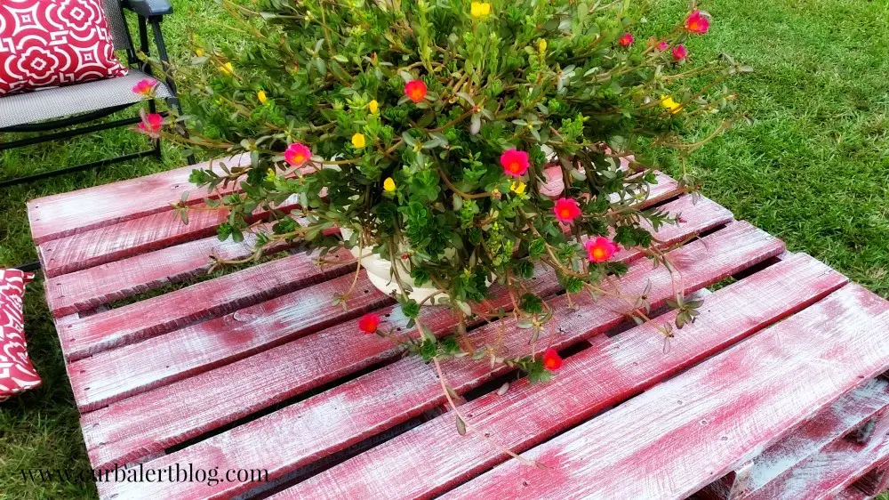 DIY:  Outdoor Pallet Patio Table via Curb Alert! Blog www.curbalertblog.com