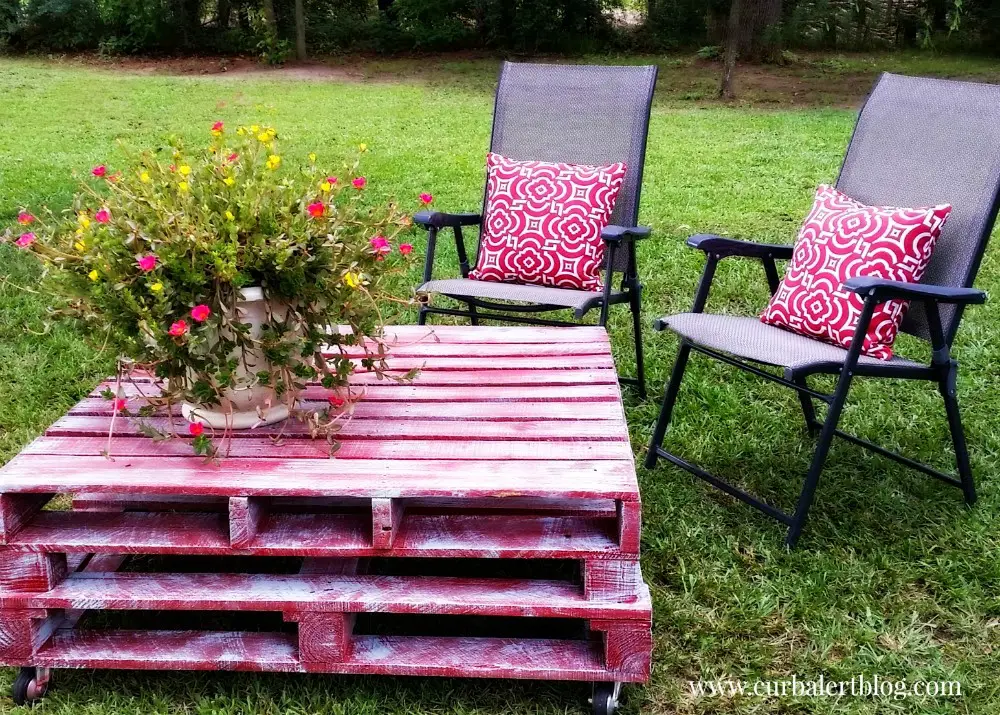 DIY:  Outdoor Pallet Patio Table via Curb Alert! Blog www.curbalertblog.com