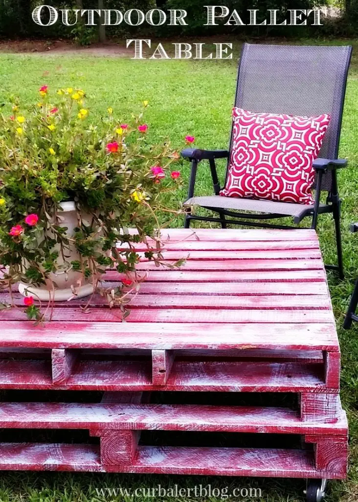 DIY:  Outdoor Pallet Patio Table via Curb Alert! Blog www.curbalertblog.com