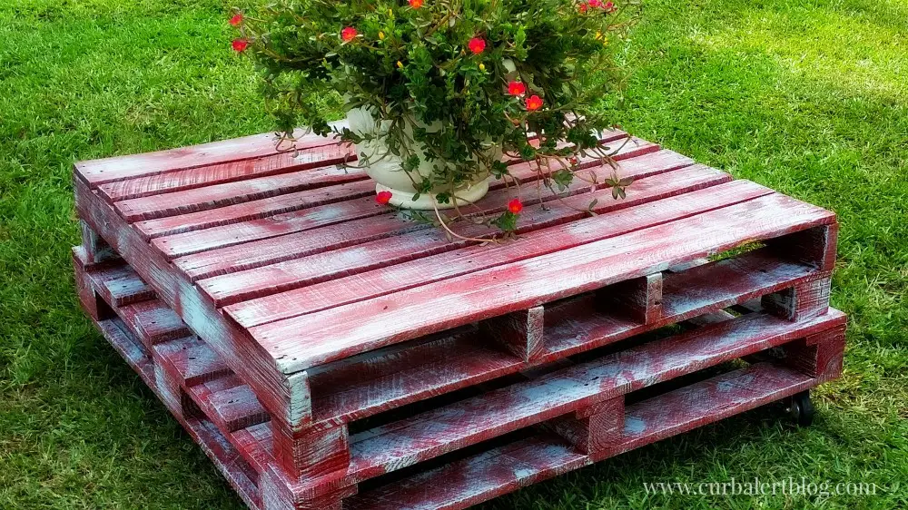 DIY:  Outdoor Pallet Patio Table via Curb Alert! Blog www.curbalertblog.com