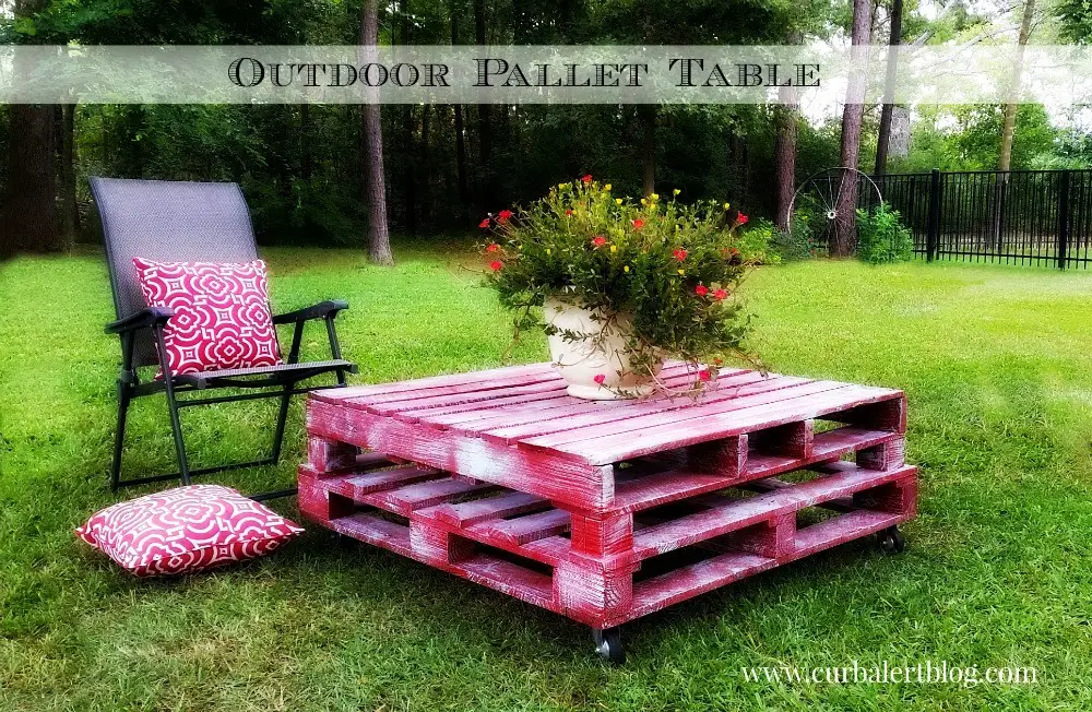 DIY:  Outdoor Pallet Patio Table via Curb Alert! Blog www.curbalertblog.com