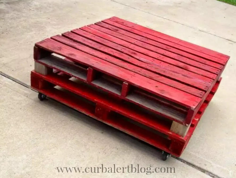 DIY:  Outdoor Pallet Patio Table via Curb Alert! Blog www.curbalertblog.com